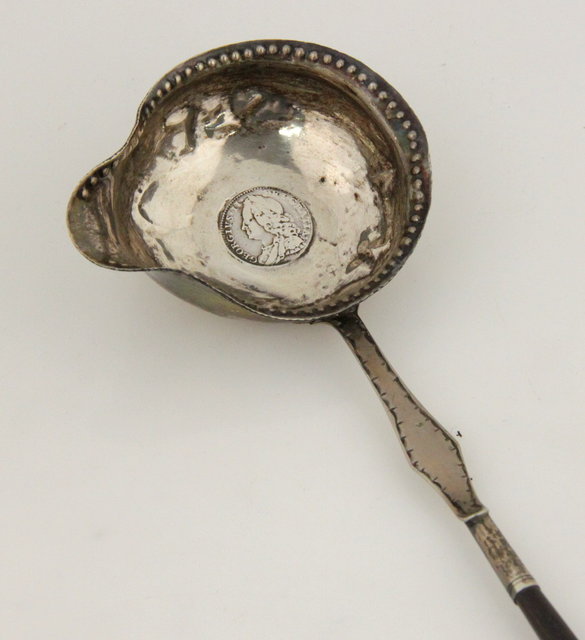 An 18th Century silver toddy ladle 16176e