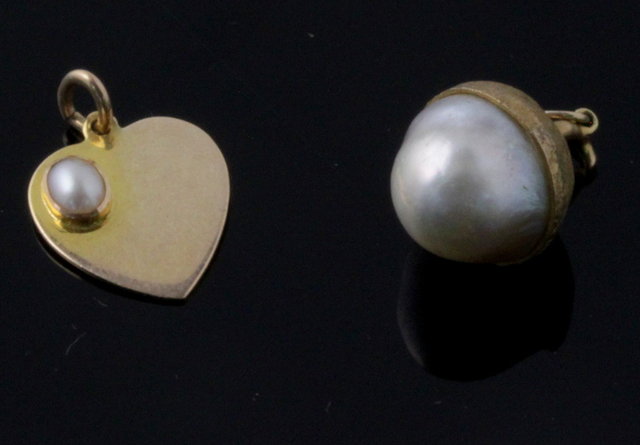 A pearl pendant of acorn form set 1617b2