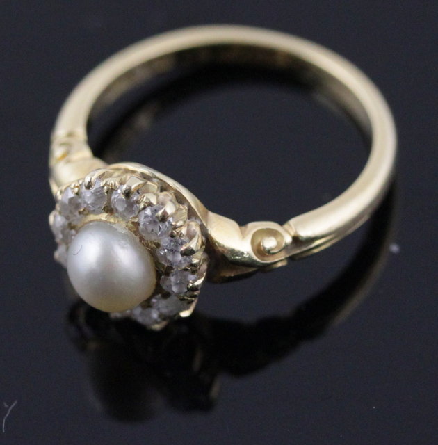 A diamond and pearl cluster ring 1617c3