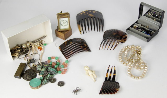 A quantity of costume jewellery 1617c5
