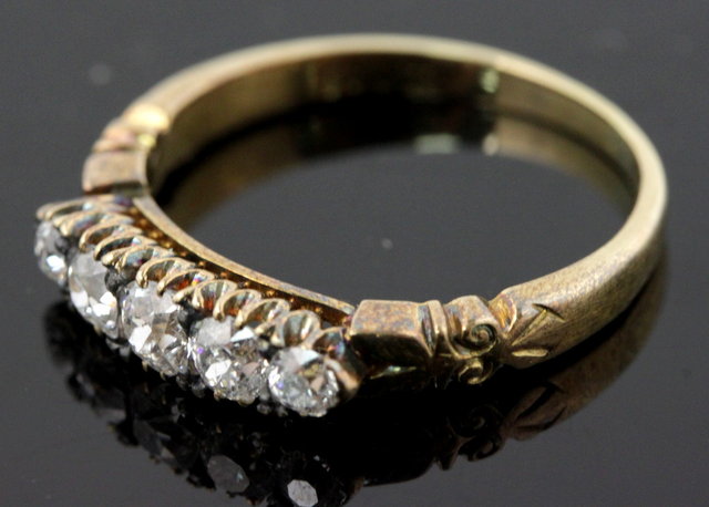 A diamond five stone ring the graduated 1617cc