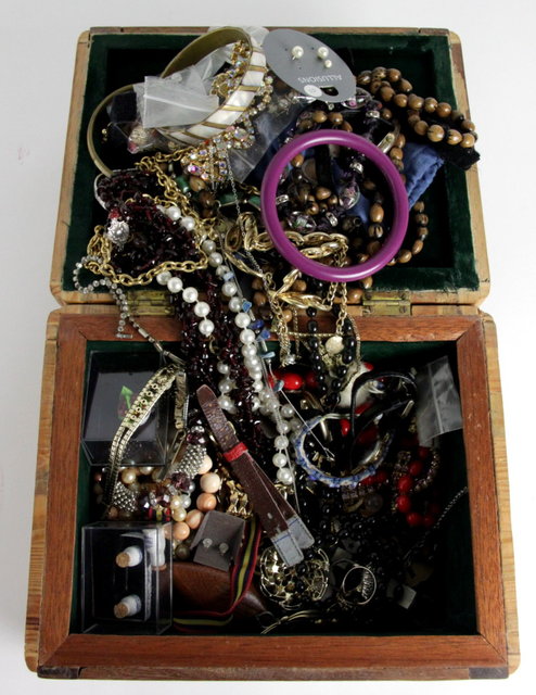 A large quantity of costume jewellery 1617cf
