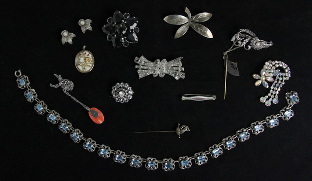 A quantity of costume jewellery 1617c9