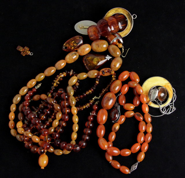 Sundry amber and faux amber jewellery