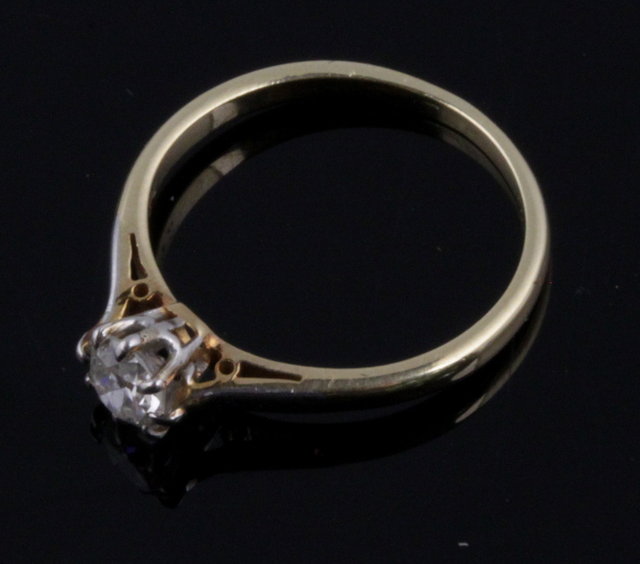 A diamond solitaire ring claw set 1617e4