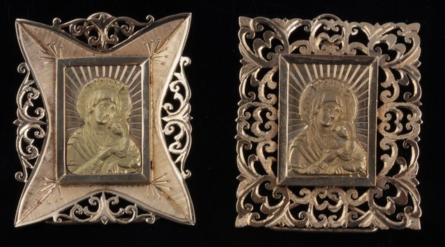 Two 18ct gold travel icons each