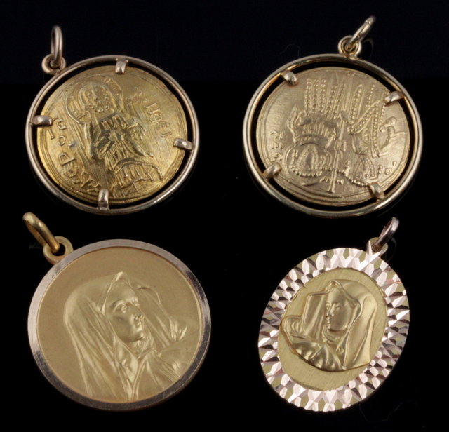 An 18ct gold pendant depicting 1617de