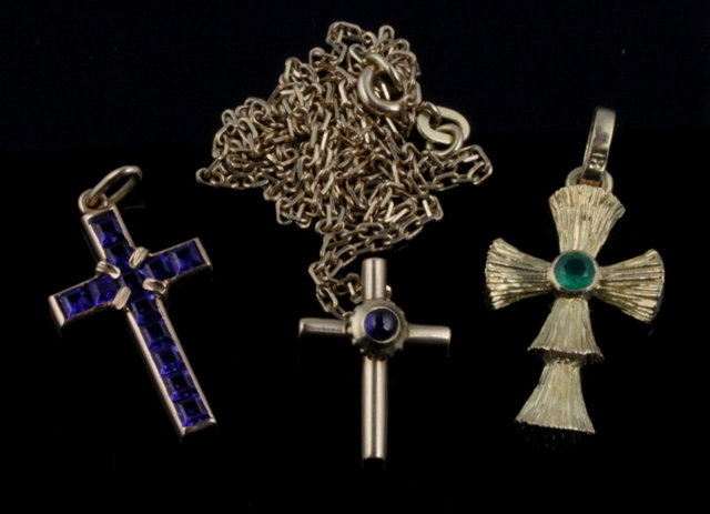 A small cross centered by a cabochon