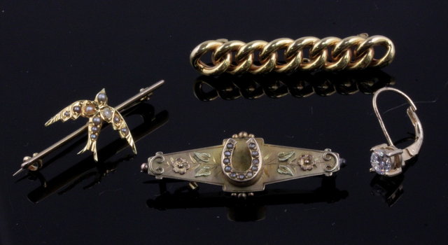 A 15ct gold bar brooch of ropetwist