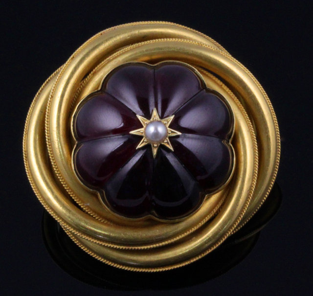 A Victorian gold brooch centred