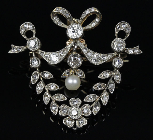 A diamond pendant/brooch of shield
