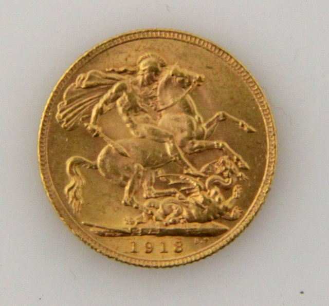 A George V gold sovereign 1913 and sundry