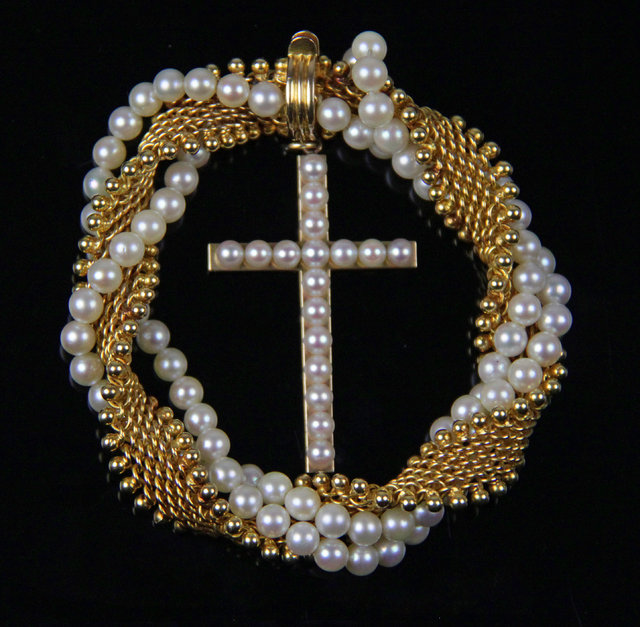 An 18ct gold and pearl bracelet 161804