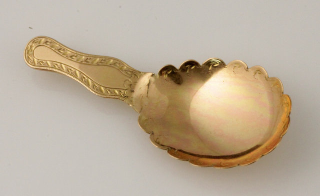 A George III 18ct gold caddy spoon circa