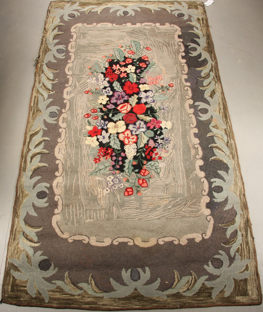 LARGE HOOKED RUG Circa 1920s 16182e