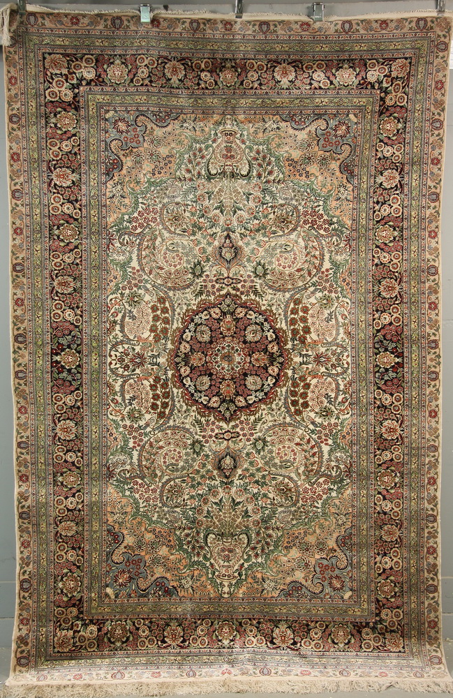 SILK AREA RUG - 5'2'' x 7'11''