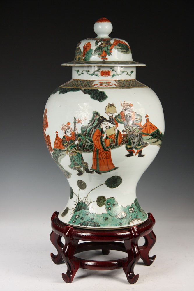 CHINESE COVERED BALUSTER JAR ON