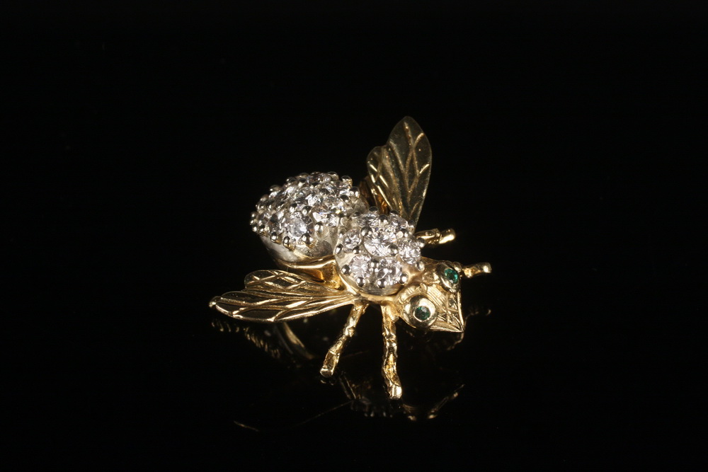 BROOCH - One 18K yellow gold and diamond