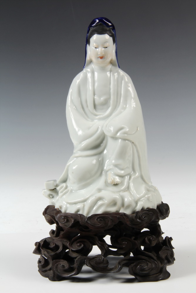 CHINESE PORCELAIN FIGURE Seated 161c6a