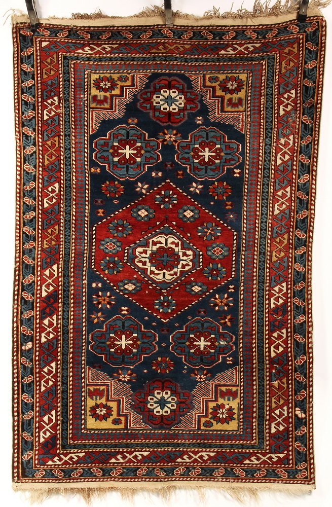 AREA RUG - 3'7'' X 5' 5'' - Early