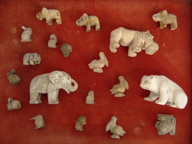 Lot various stone animal decorations.