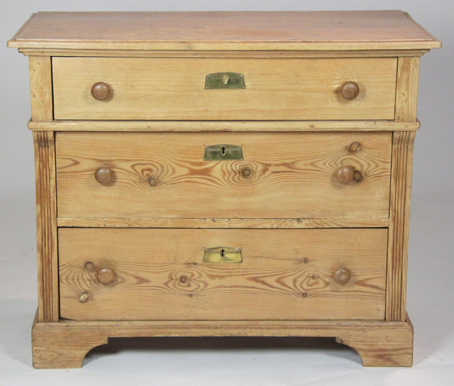 A Victorian pine chest of drawers 163374