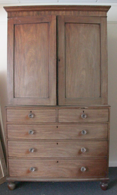 A 19th Century mahogany linen press 1633aa