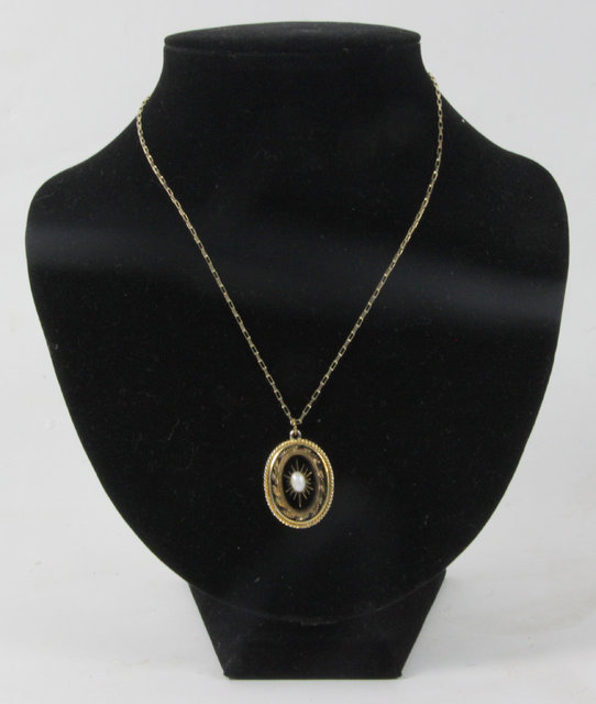 A mourning pendant on a 9ct gold fine
