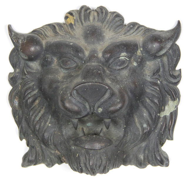 A cast bronze lion mask 21.5cm