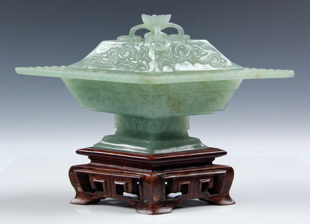 CHINESE JADE COVERED BOWL Celadon 163692