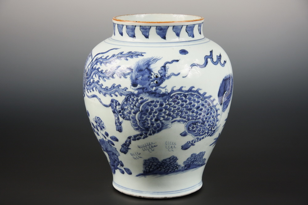 EARLY CHINESE BLUE WHITE JAR 1636a5