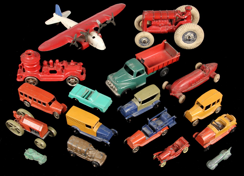 COLLECTION TOY VEHICLES & LEAD SOLDIERS