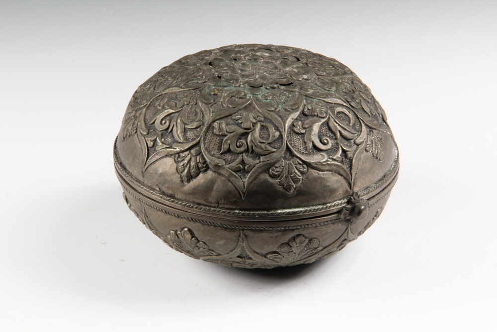 LIDDED ISLAMIC SILVER BOX with 1638d1