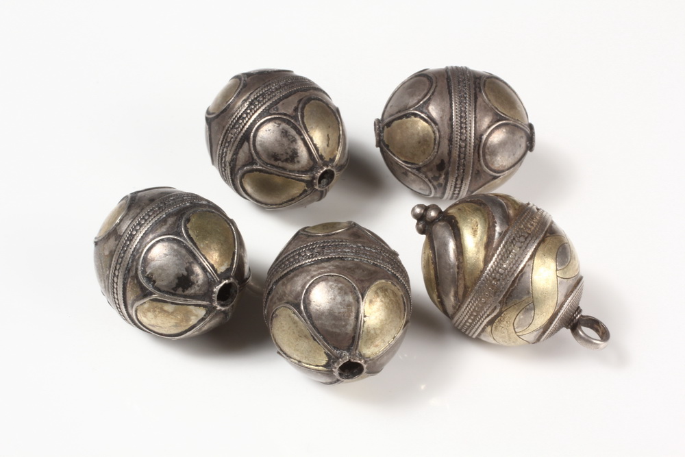 FIVE ISLAMIC BRASS AND SILVER BEADS  1638e3