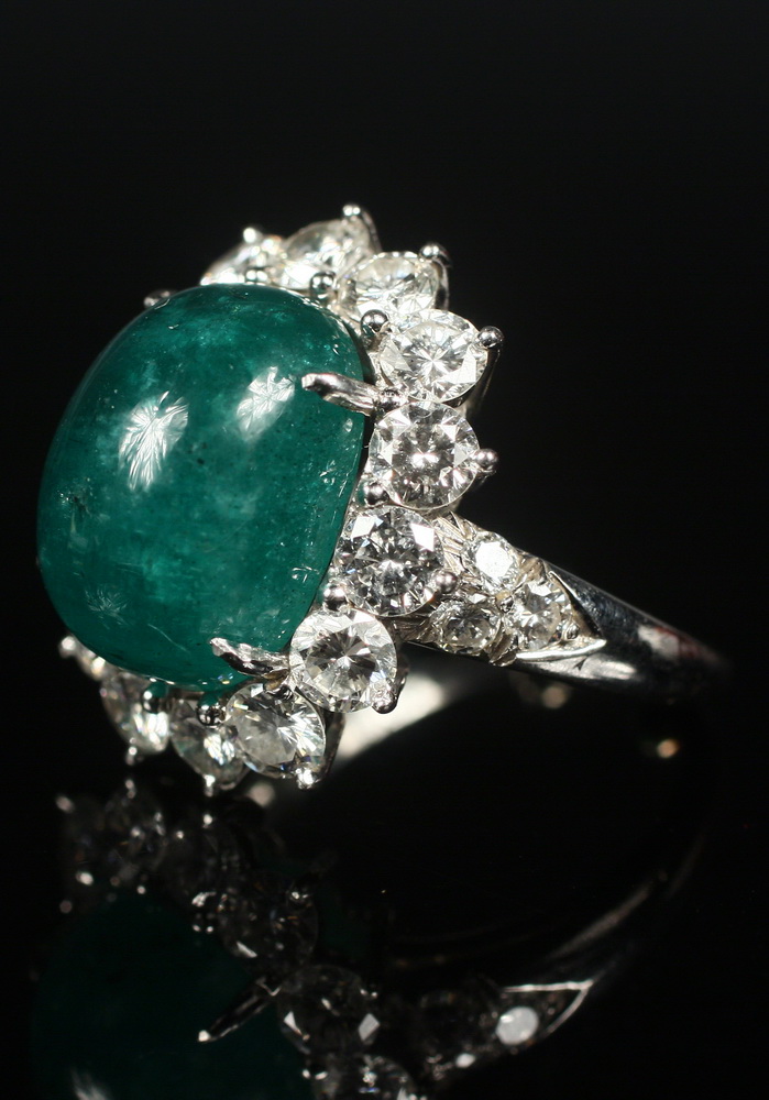 LADYS RING - Platinum cabochon Emerald