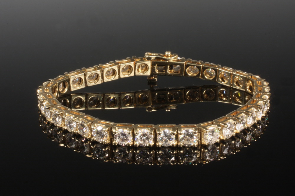 BRACELET - One Lady's 14K Yellow