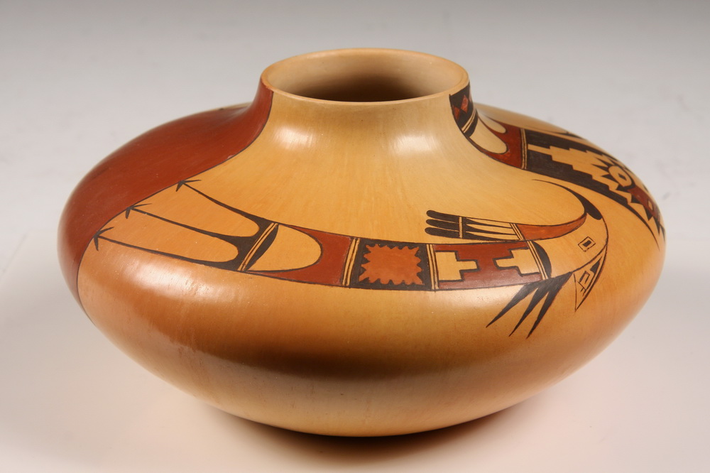 NATIVE AMERICAN POTTERY Squatty 16402a