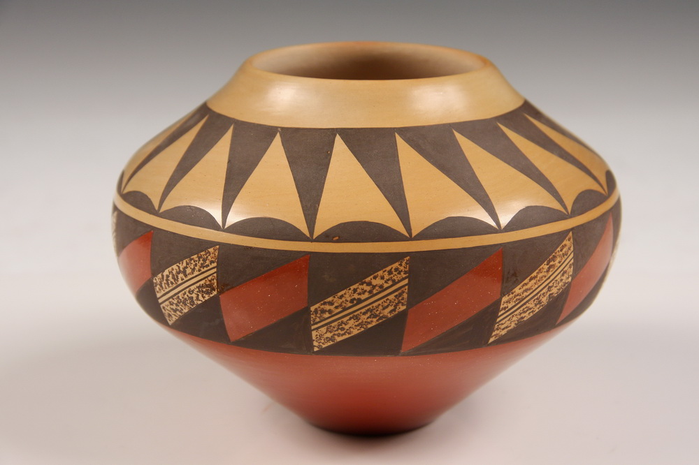 NATIVE AMERICAN POTTERY Squatty 16404d