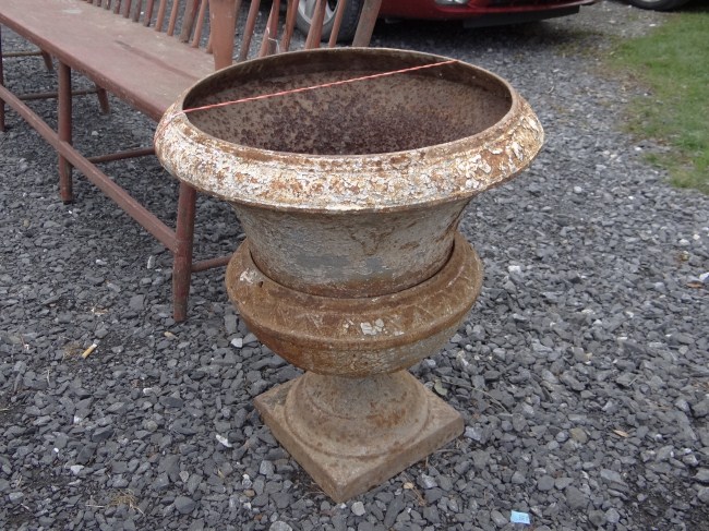 Cast iron urn 23 Ht 19 3 4  164643