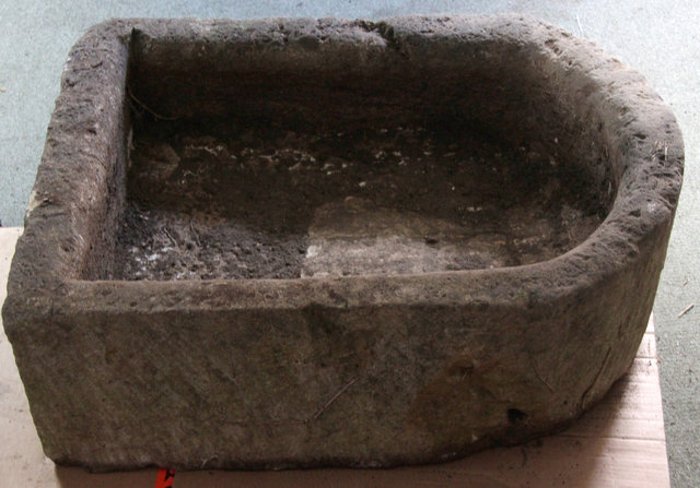 A D shaped stone trough 82cm 32 25  164670