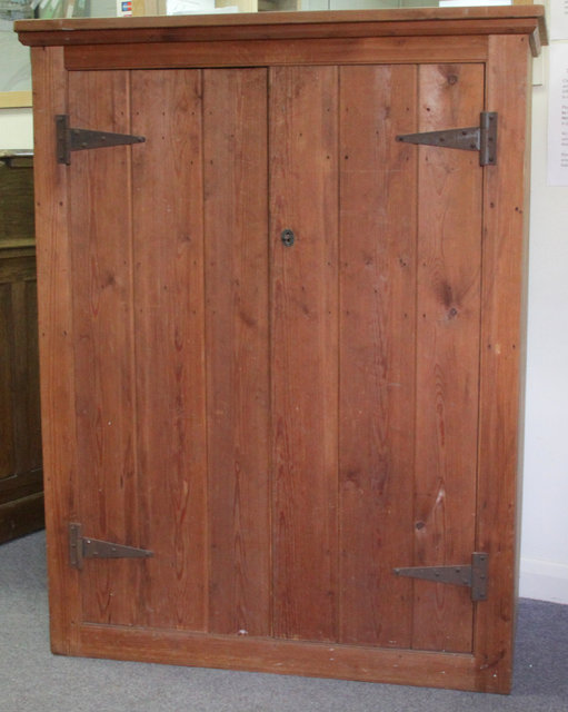 A pitch pine cupboard enclosed 1646a0