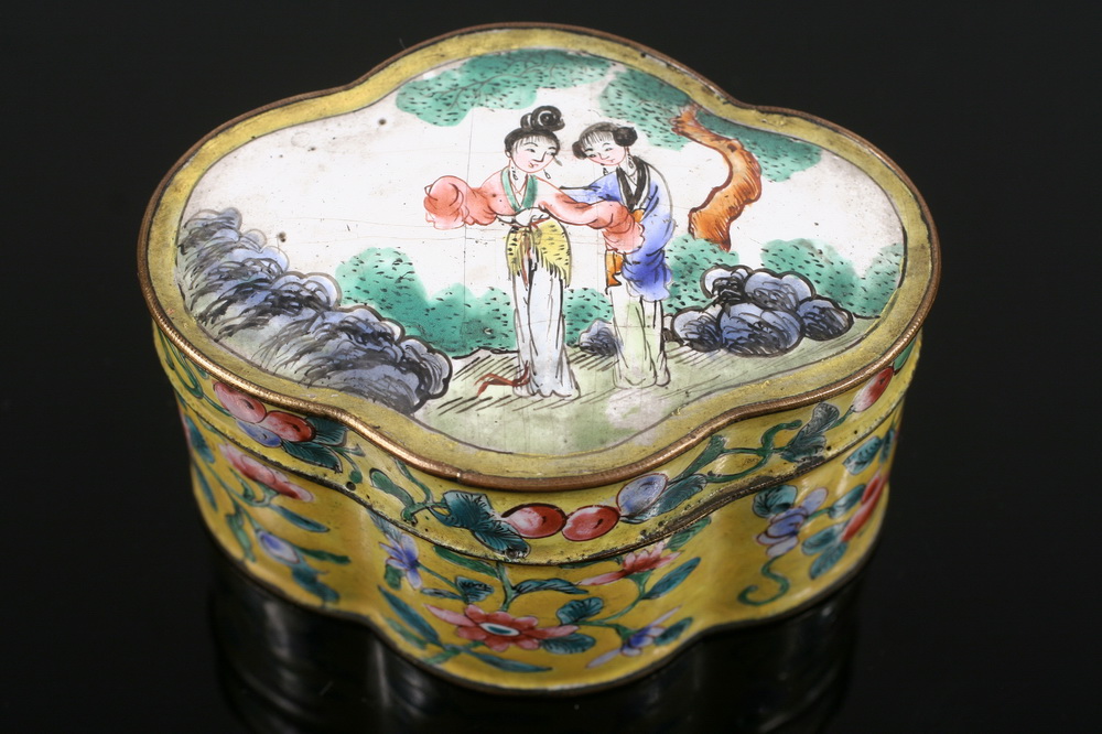 CHINESE ENAMELED BOX Four Lobed 162be7