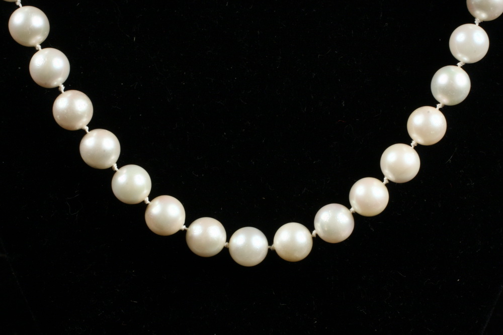 NECKLACE - One strand of 8 1/2 mm pearls