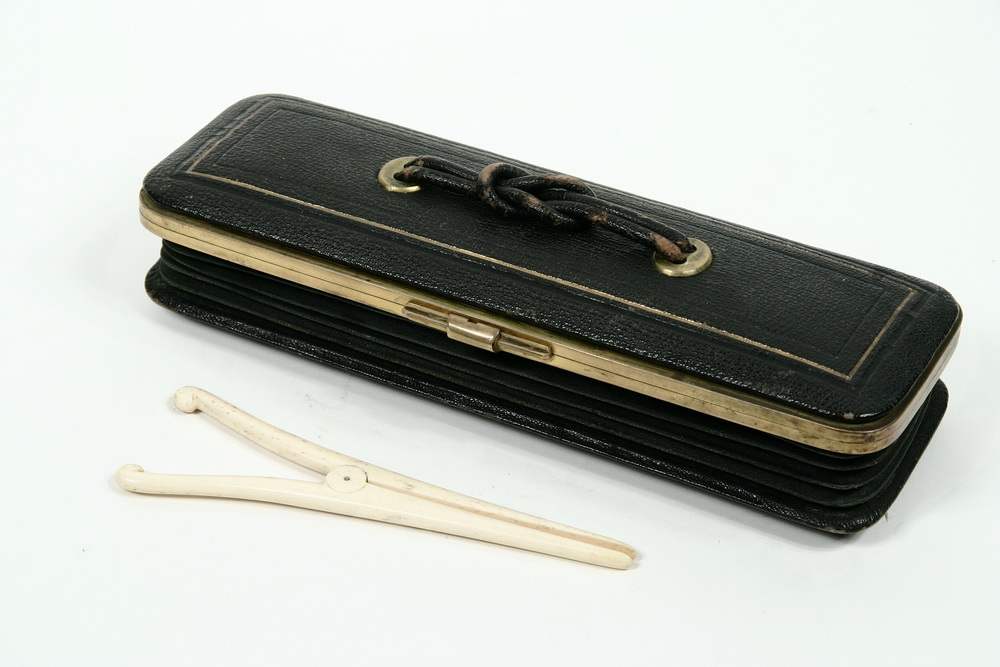 VICTORIAN GLOVE CASE W IVORY STRETCHER 162d0a