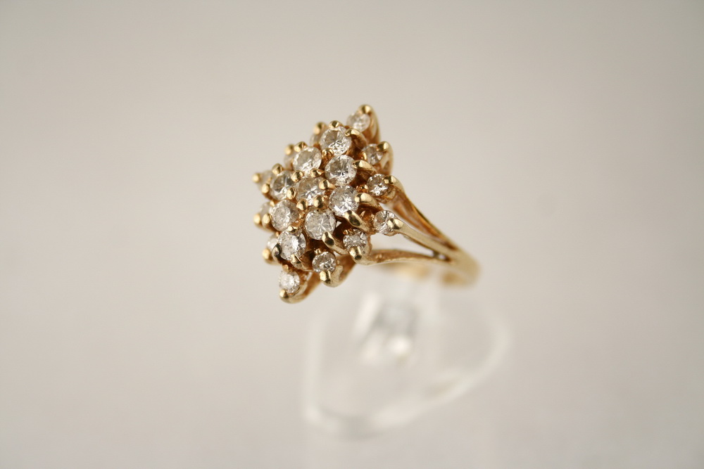 LADY'S RING - One 14K yellow gold