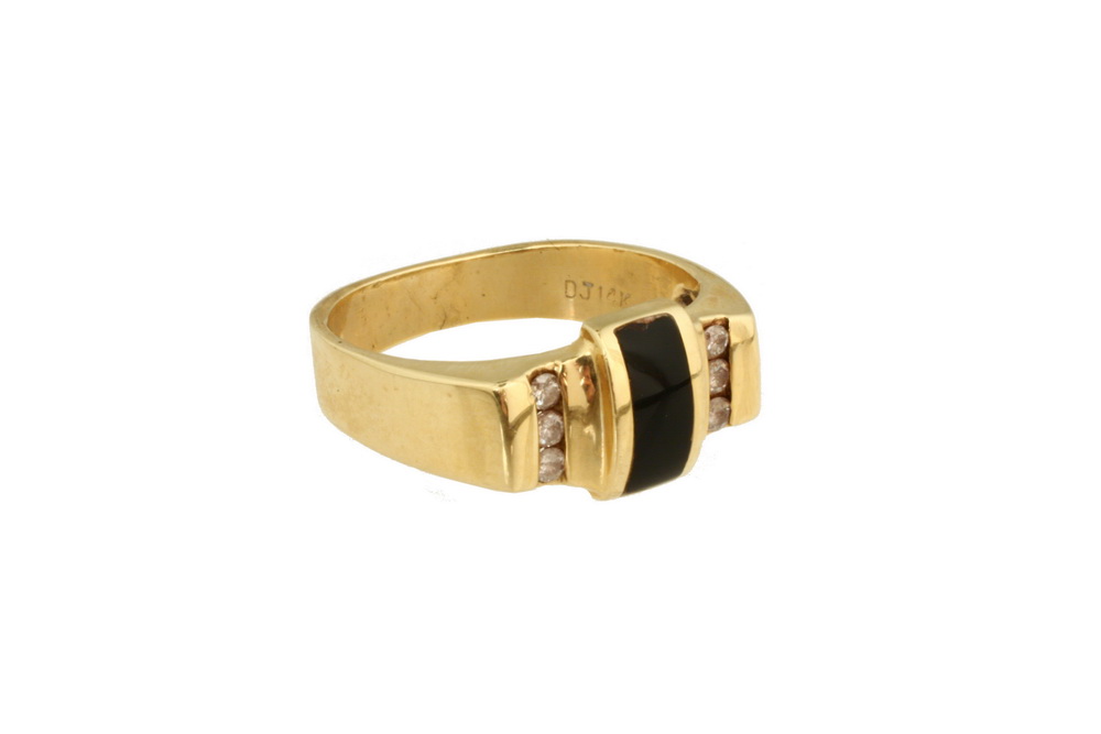 LADYS RING - One 14K yellow gold ring