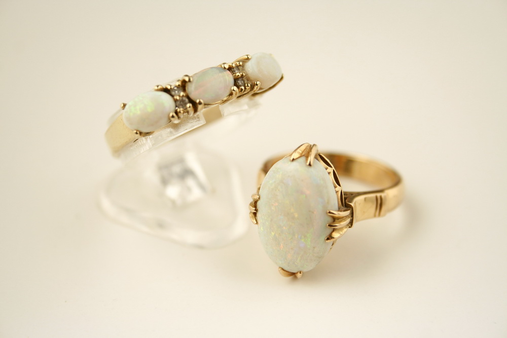 LADY'S RINGS - Lot of two opal