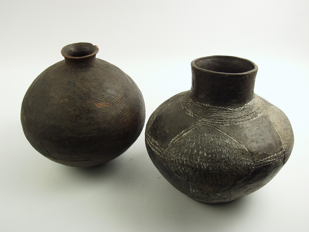 TWO AFRICAN TERRA COTTA JUGS  162eaa