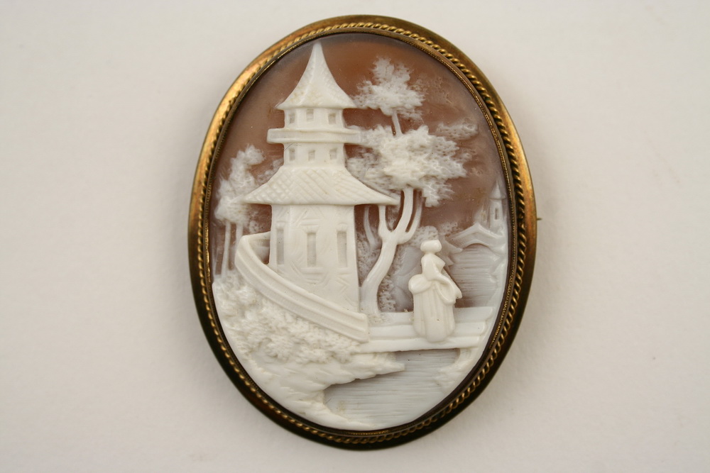 BROOCH - Oval shaped cameo brooch carved
