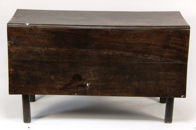 A George III oak two flap table 165ae3